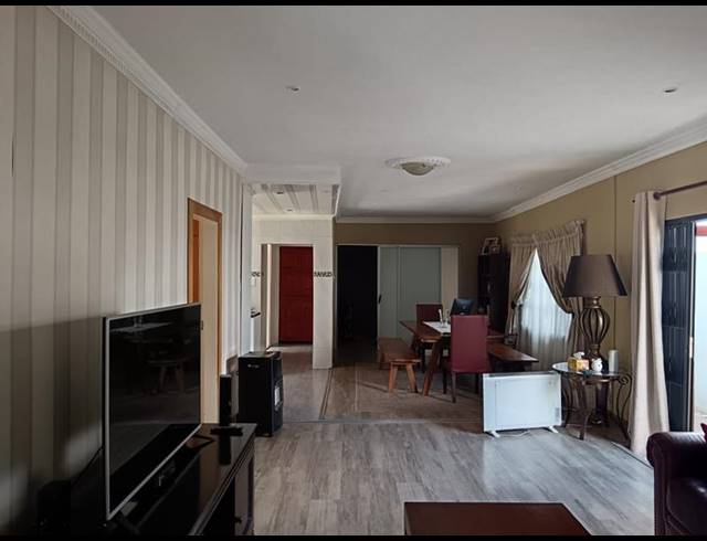 3 BEDROOM HOUSE FOR SALE IN ORLANDO WEST